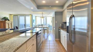 Jääkaappi, mikroaaltouuni, uuni, liesi