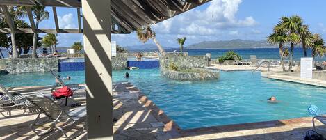 Una piscina al aire libre