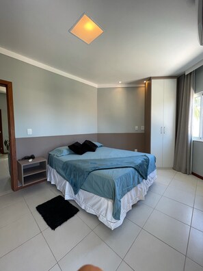 5 dormitorios, tabla de planchar con plancha, cuna de viaje