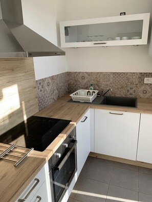 Fridge, oven, stovetop, dishwasher
