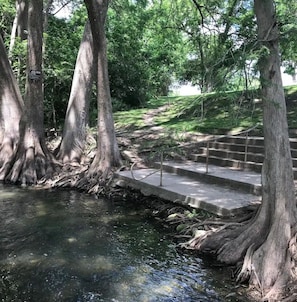 Property grounds - Off the Hook Chardonnay Getaway, Watewheel Condos On The River, pet friendly (New Braunfels)