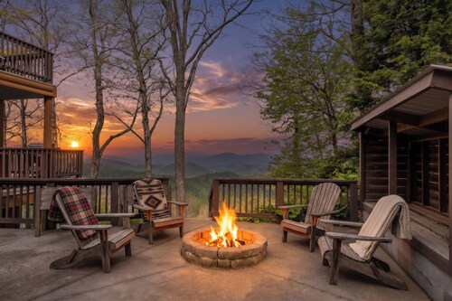 April Special ~ Mtn Views, Hot Tub+Fire Pit, WiFi, Gas Log Fireplace, Grill!
