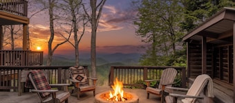 April Special ~ Mtn Views, Hot Tub+Fire Pit, WiFi, Gas Log Fireplace, Grill!