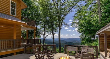 Amazing Mtn Views, Hot Tub+Fire Pit, High Speed WiFi, Gas Log Fireplace, Grill!
