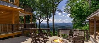 Amazing Mtn Views, Hot Tub+Fire Pit, High Speed WiFi, Gas Log Fireplace, Grill!