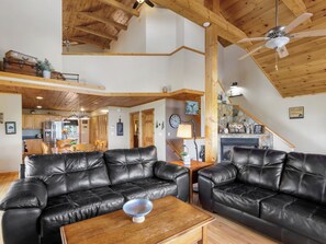 Smart TV, chimenea, futbolito y tenis de mesa