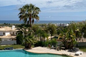 Pool - Luxurious apartment, sea view, pool, large gardens and tennis court (Lagos)