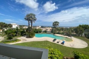 Pool - Luxurious apartment, sea view, pool, large gardens and tennis court (Lagos)