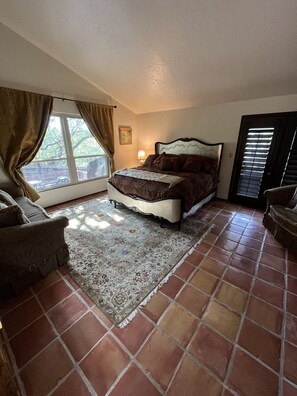 3 bedrooms, desk, iron/ironing board, WiFi