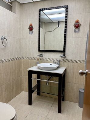 Douche, sĂšche-cheveux, serviettes fournies, savon
