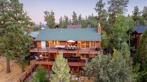 A multi-story lodge with outdoor seating and a covered patio. - Timberline Trail. Views, Hot Tub & Game Room (Big Bear Lake)