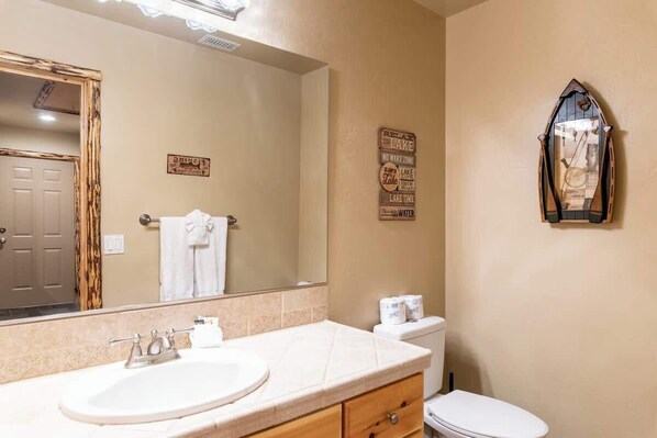 Combined shower/tub, hair dryer, towels, shampoo