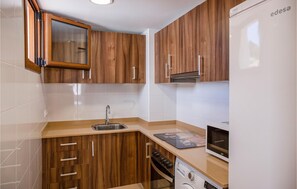 Kühlschrank, Herdplatte, Wasserkocher mit Kaffee-/Teezubehör