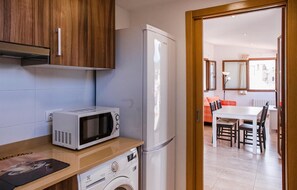 Kühlschrank, Herdplatte, Wasserkocher mit Kaffee-/Teezubehör