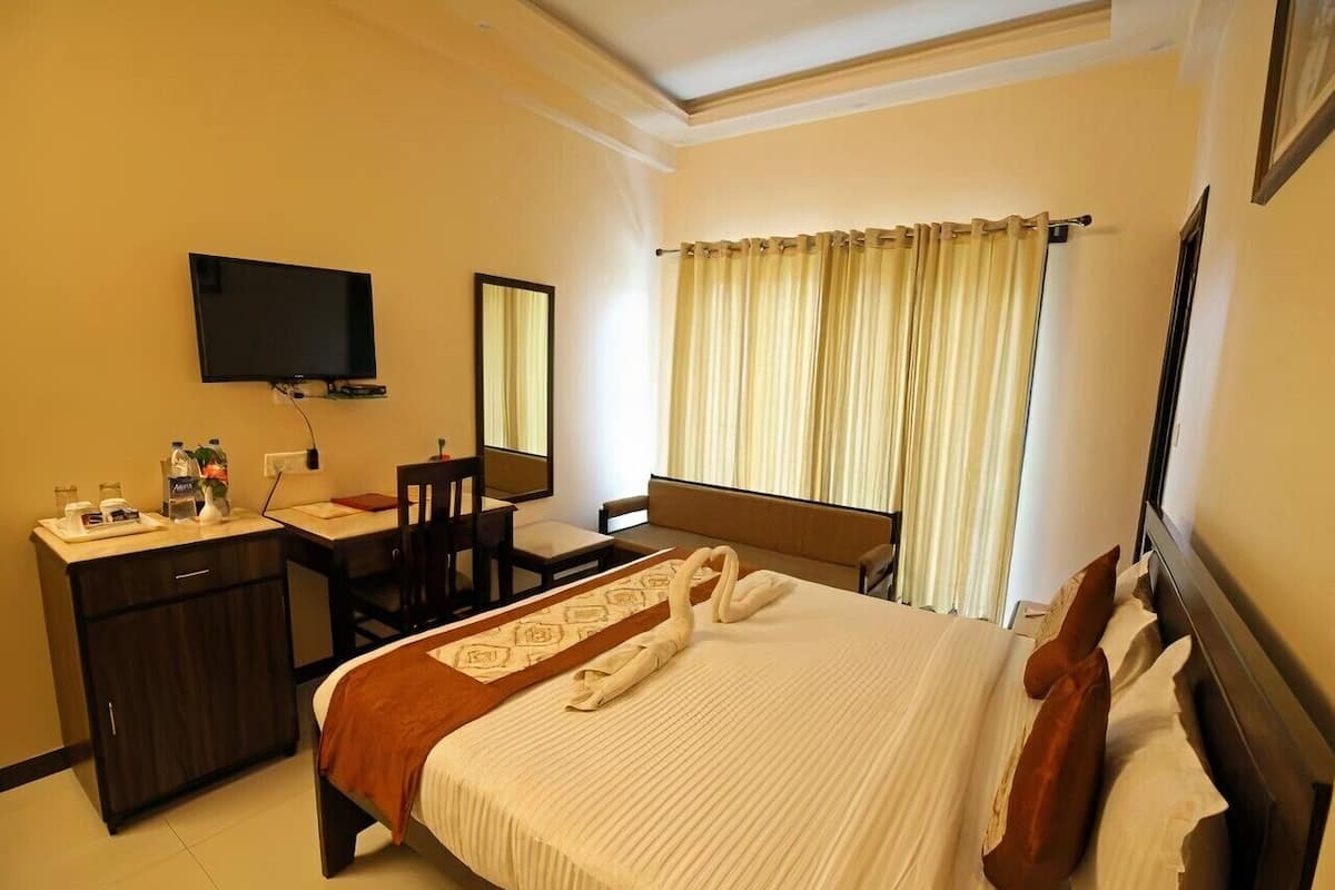 Desk, laptop workspace, WiFi (free), individually furnished