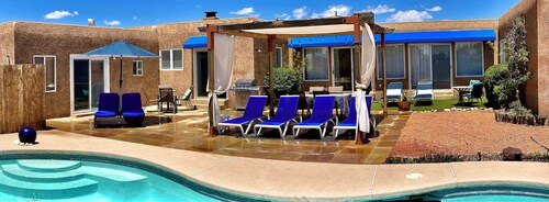 Santa Fe Desert Retreat with Pool in a secluded are, 15 minutes from downtown 