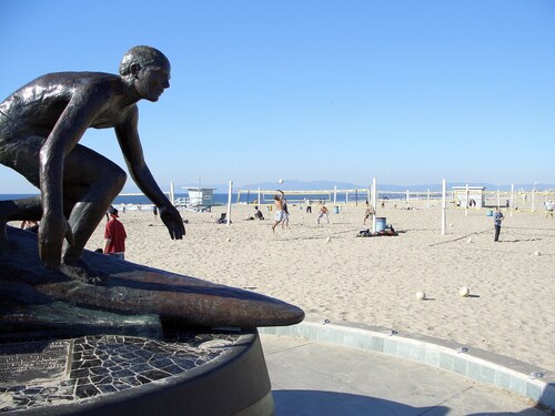 Modern, Clean and Homey APT by the Beach!