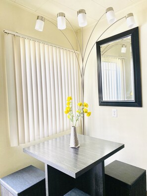 Dining - Modern, Clean and Homey APT by the Beach! (Hermosa Beach)