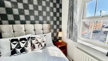 4 bedrooms, iron/ironing board, free WiFi, bed sheets