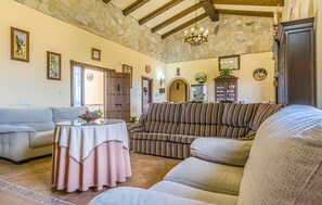 Una televisión, una chimenea, un reproductor estéreo