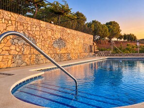A swimming pool with stone walls and metal railings. - Casa con Wifi e Impresionantes Vistas en Casabermeja (Casabermeja)