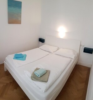 2 Schlafzimmer, Bügeleisen/Bügelbrett