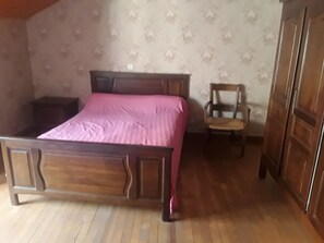 4 habitaciones, tabla de planchar con plancha y ropa de cama 