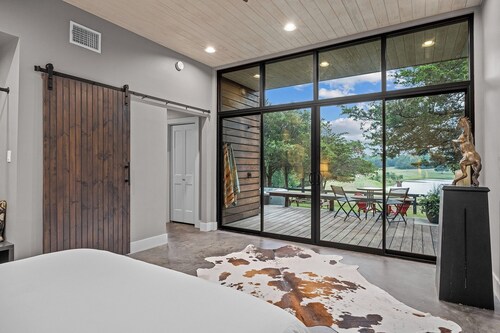 Mustang Creek Hideaway | Hot Tub | Fire Pit | Outdoor Shower