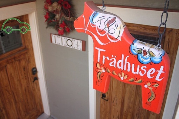 Entry way to Tradhuset (door on the right)