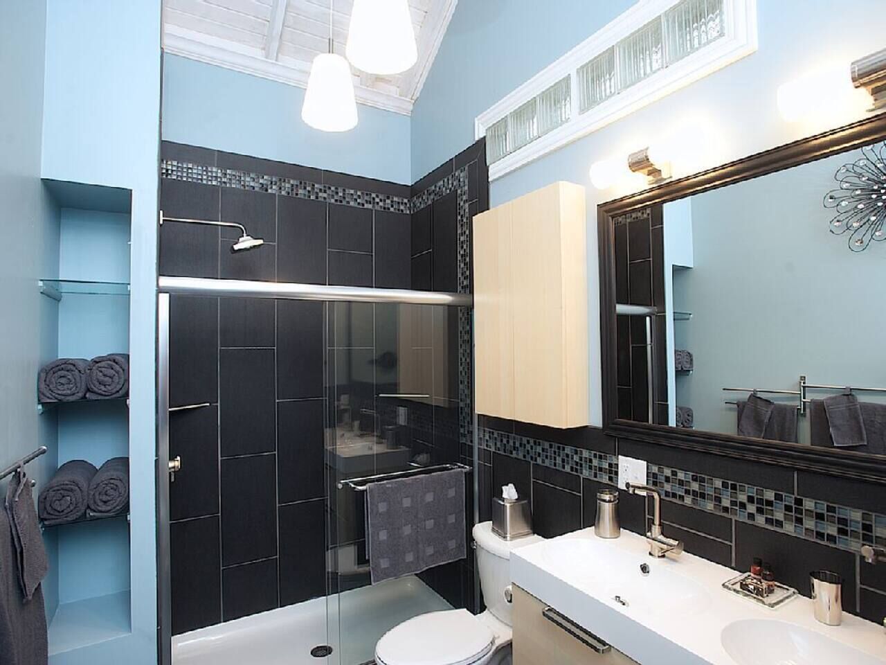 Shower, eco-friendly toiletries, towels