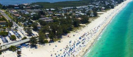 Espreguiçadeiras, toalhas de praia
