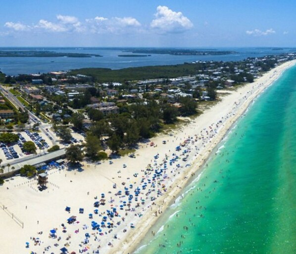 Chaises longues, serviettes de plage
