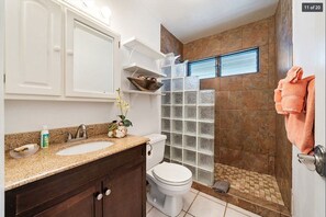 Shower, hair dryer, towels, toilet paper - Seaside Kona Condo/Top Fl, Sunsets, Private Lanai,Best Kona Location, Sleeps 2 (Kailua-Kona)