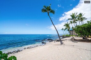 Sur la plage, chaise longue, serviettes de plage