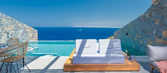 Breathtaking sea Views and Private Infinity Pool, close to the beach!
