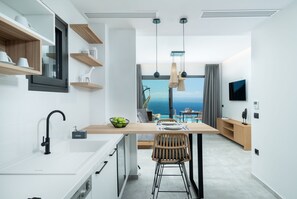 Fridge, microwave, oven, stovetop - Villa Hellena, Minimalist Design & Spa Retreat (Heraklion)