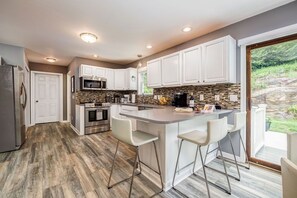 Frigorifero, microonde, forno, piano cottura