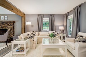 Smart TV, caminetto, lettore DVD, tavolo da ping pong