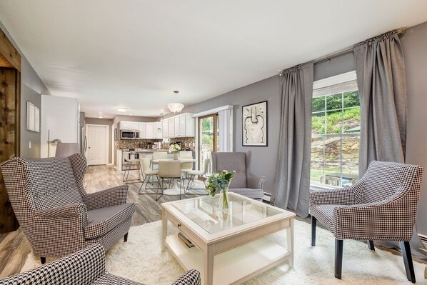 Smart TV, caminetto, lettore DVD, tavolo da ping pong