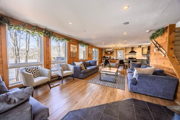 Smart TV, fireplace, stereo