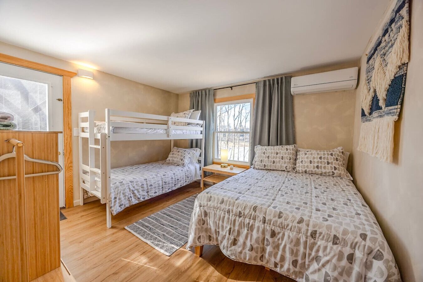 5 bedrooms, desk, iron/ironing board, travel crib