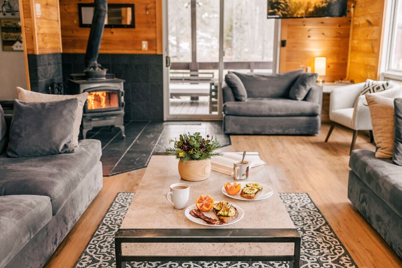 Smart-TV, Kamin, Stereoanlage