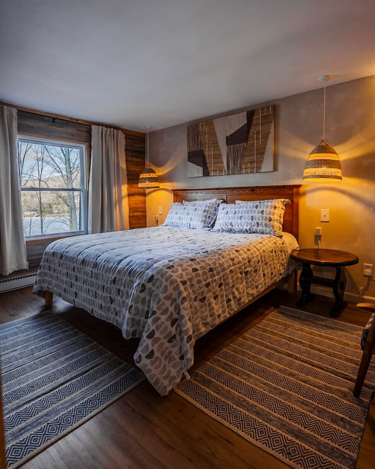 5 soverom, skrivebord, strykejern/-brett og reiseseng for barn