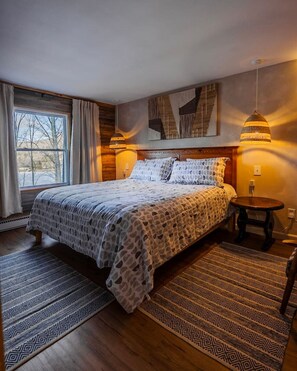 5 bedrooms, desk, iron/ironing board, travel cot - THE LAKEFRONT CHALET - SKI, RIDE, GOLF, BIKE, HIKE (Hunter)