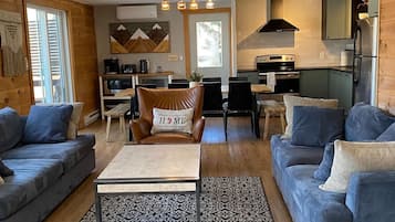 Smart TV, fireplace, stereo