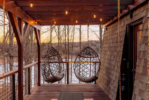 THE LAKEFRONT CHALET - SKI, RIDE, GOLF, BIKE, HIKE