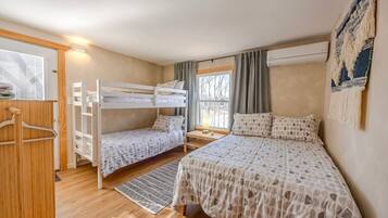 5 bedrooms, desk, iron/ironing board, travel crib