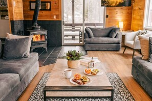 Smart TV, fireplace, stereo