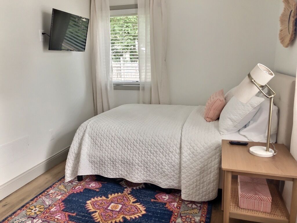 1st Floor Bedroom with Full Bed and 32" TV