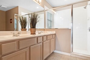 Hair dryer, towels - HR173GD - Highlands Reserve - 4 beds pool home close to Disney (Davenport)